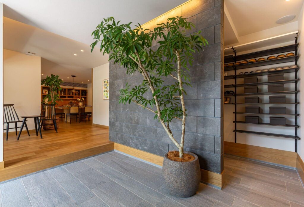 「おかえり動線」でスッキリ片付く 玄関クロークの賢い活用術