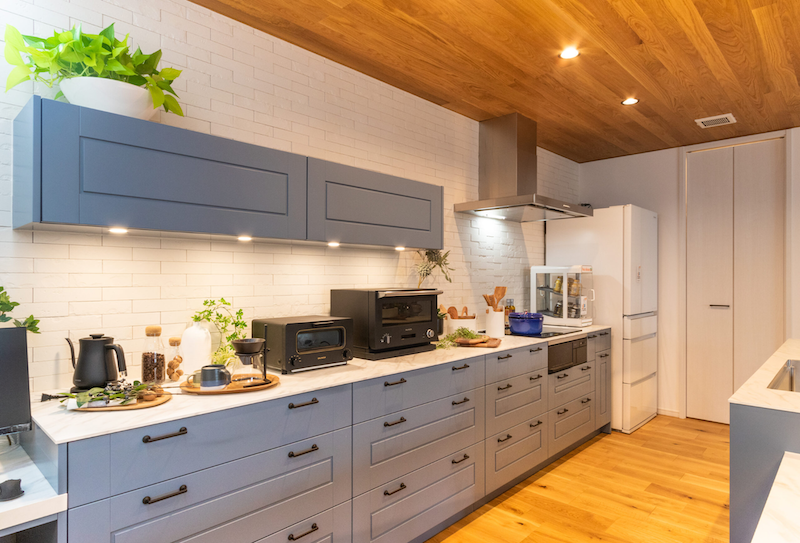 専門家が解説「見せる収納」のメリットとセンス良く見せるコツ