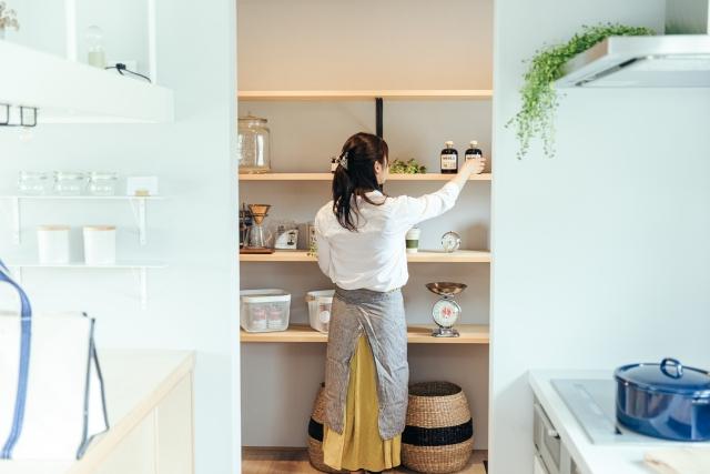 【キッチン】買い物動線と奥行きを活かすパントリー収納実例