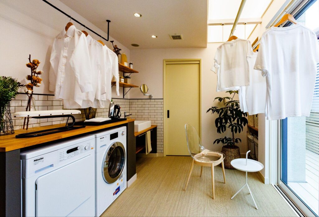 夜間に室内干しできるスペースが洗面所の近くにある