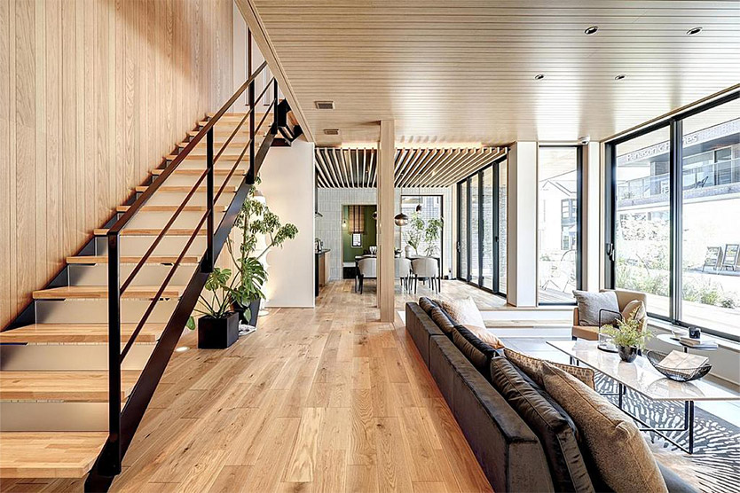 吹き抜けや天窓そしてスケルトン階段を活用して視覚的な広がりを生む