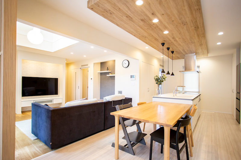 部屋を広く見せるコンパクト家具の配置と間接照明などのインテリア技術