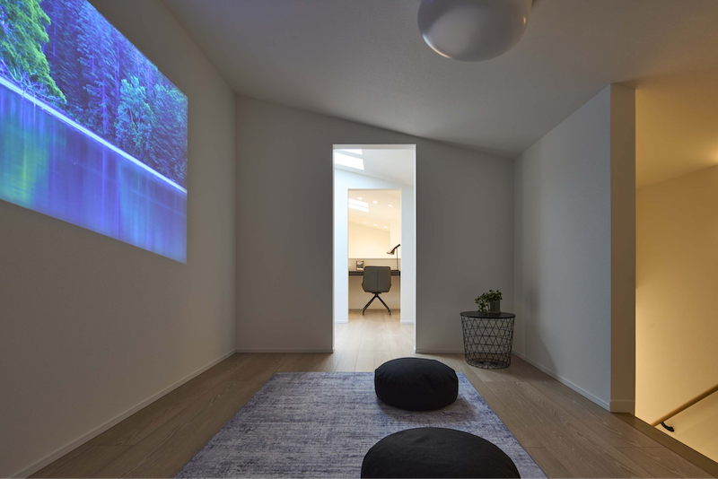 玄関からリビングへ「視線の抜け」を作り奥行きと開放感を演出する配置