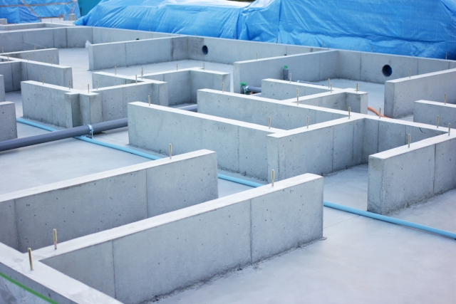 夏や冬に建築を開始する場合に注意すべきコンクリートのひび割れや凍結対策