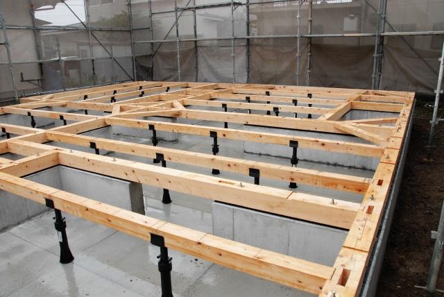 基礎工事の品質を高めるために春や秋の着工が最も推奨される技術的な理由