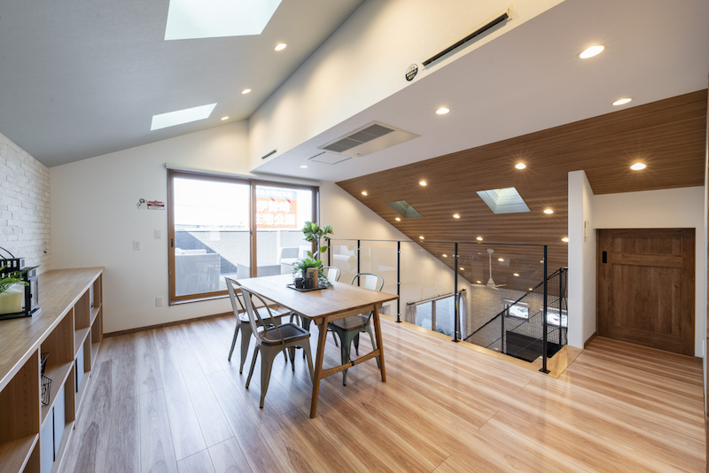 家族が集まるリビングを2階に配置して明るさとプライバシーを確保する