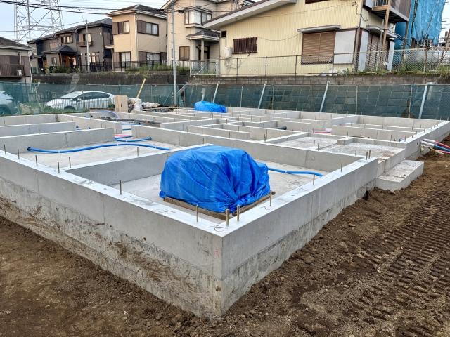 梅雨や降雪などの気象条件が建築スケジュールと住宅の品質に与える影響